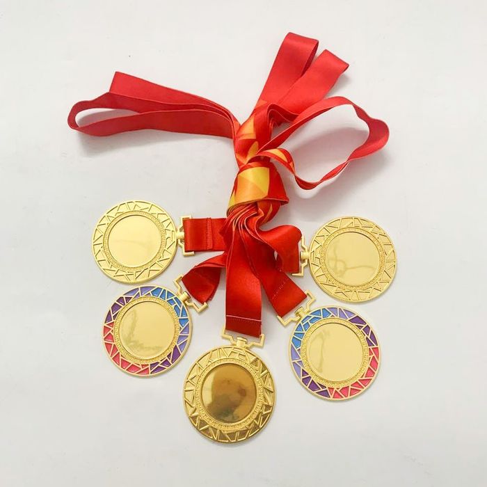 Huy_chuong_iWin_(Day_do)_Vang