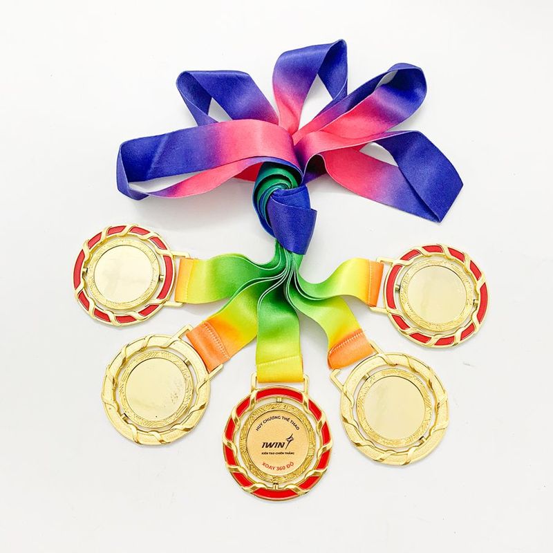 Huy_chuong_iWin_Xoay_360_Vang